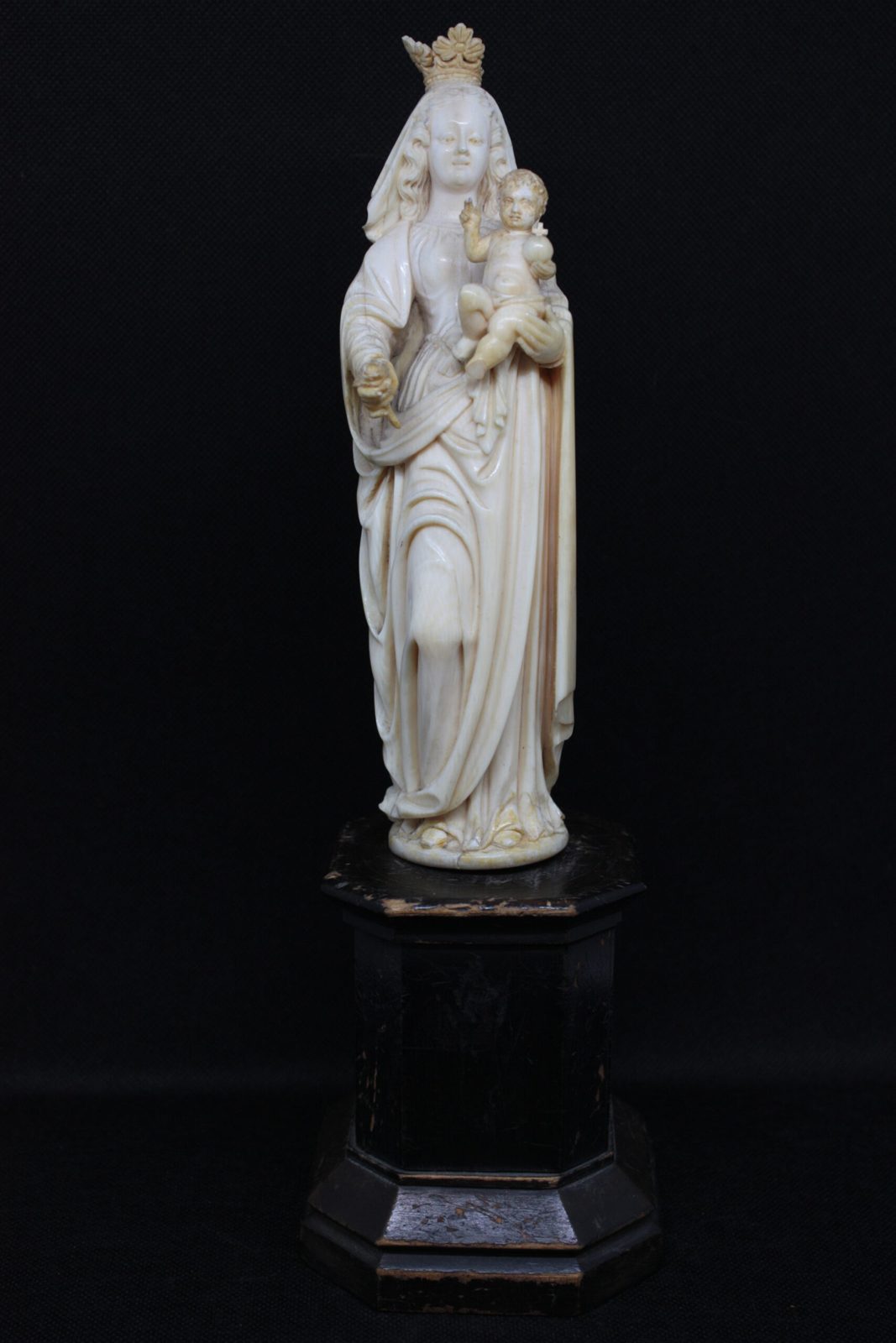 Vierge à la rose
