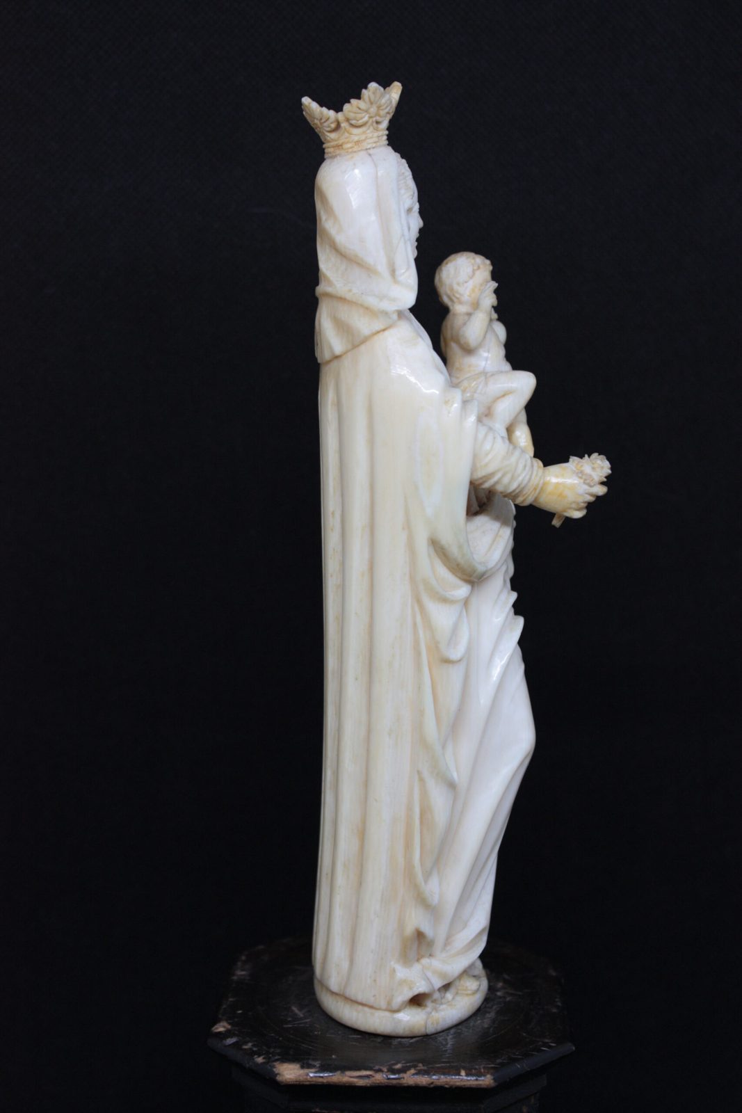 Vierge à la rose